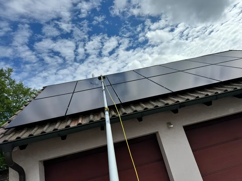 Photovoltaikanlage auf einem Dach während der Reinigung